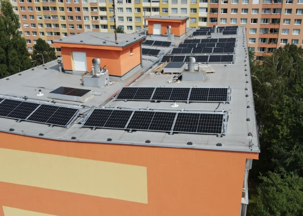 Hotová instalace fotovoltaických panelů na střeše bytového domu