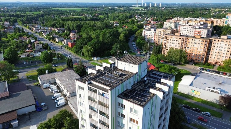 Instalace fotovoltaických panelů na střeše vysokého bytového domu v Orlové